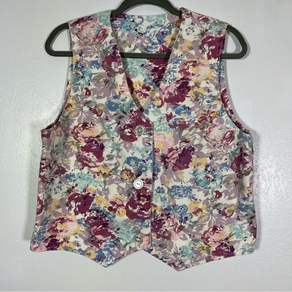 Vintage, Floral Denim Vest. Similar to a size Medium/Large. Excellent condition!